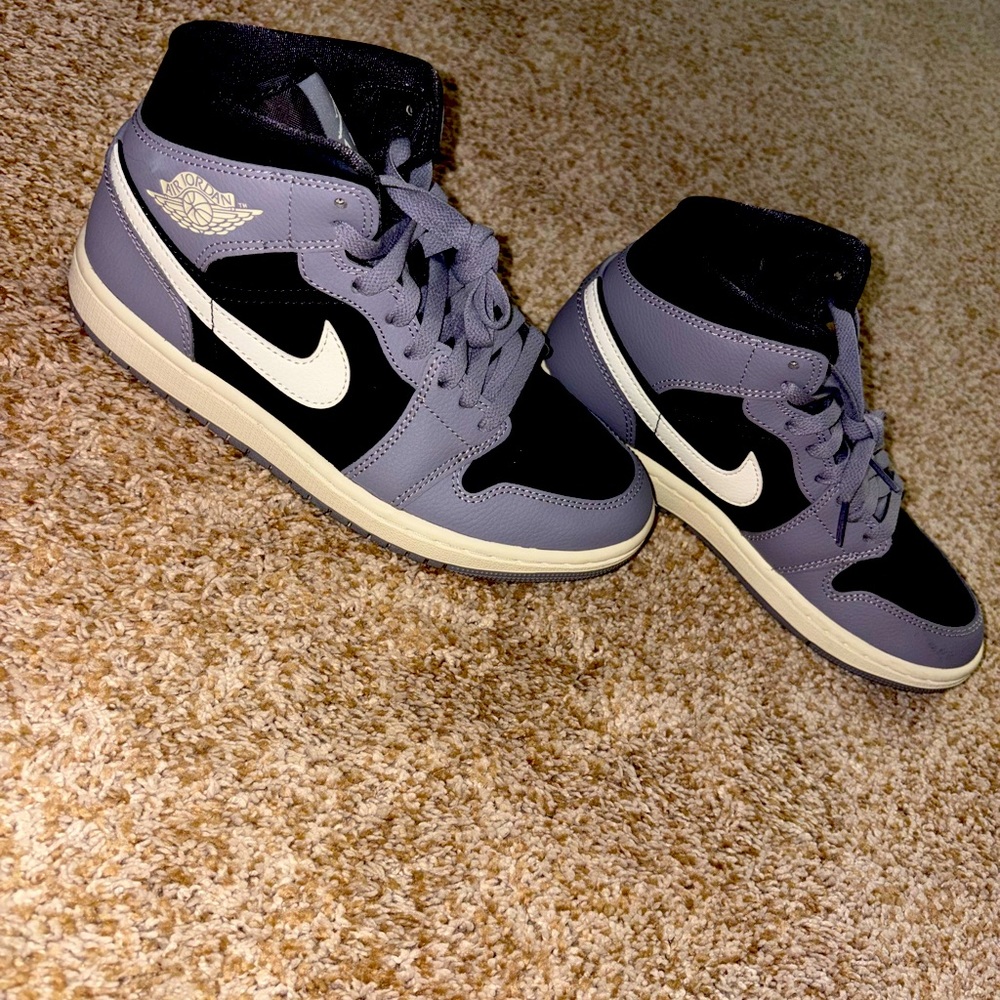 Nike air Jordan 1 mid in color ‘mid cement grey’ size 7